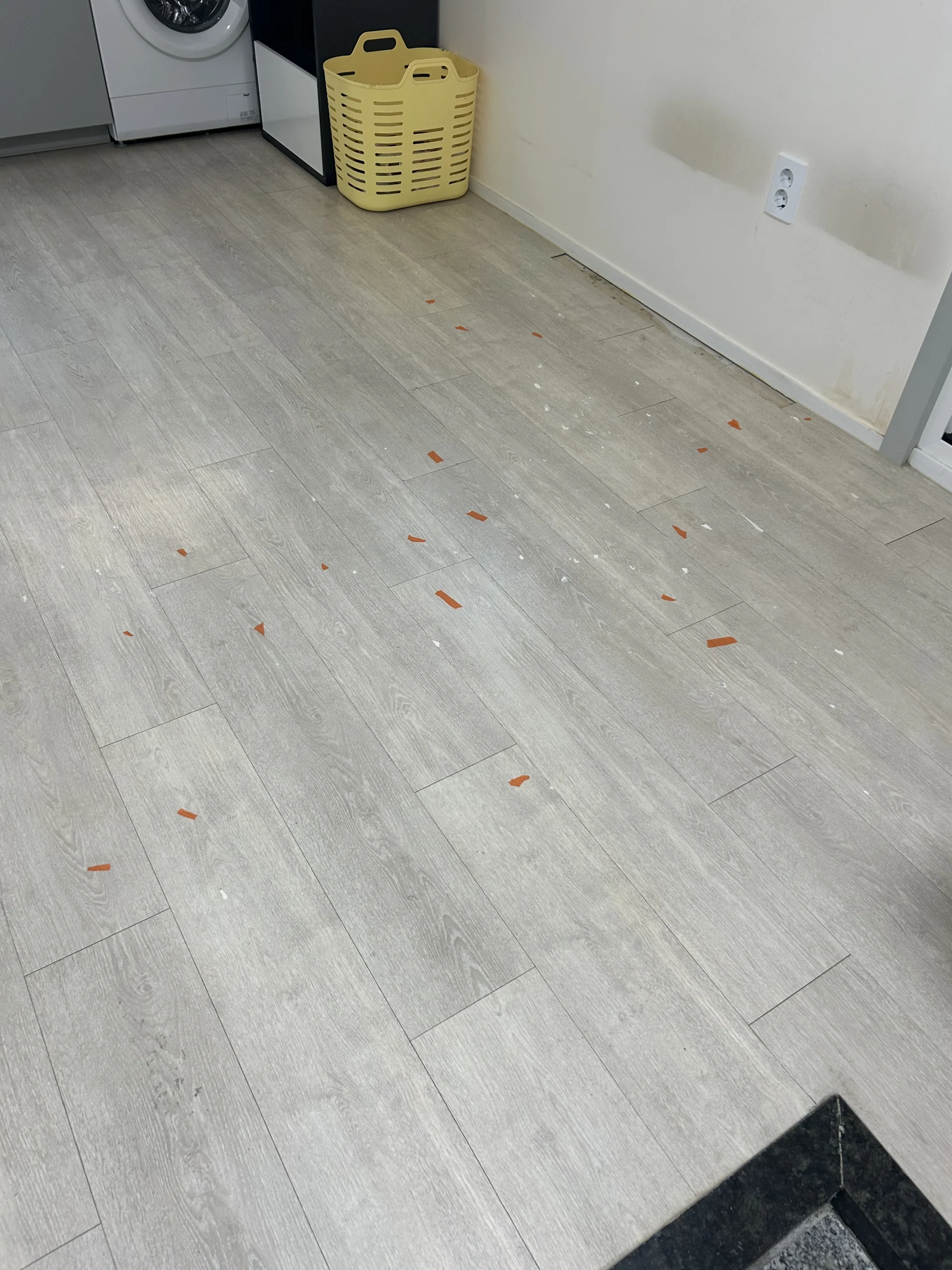 다용도실 데코타일 작업 중 바닥 모습