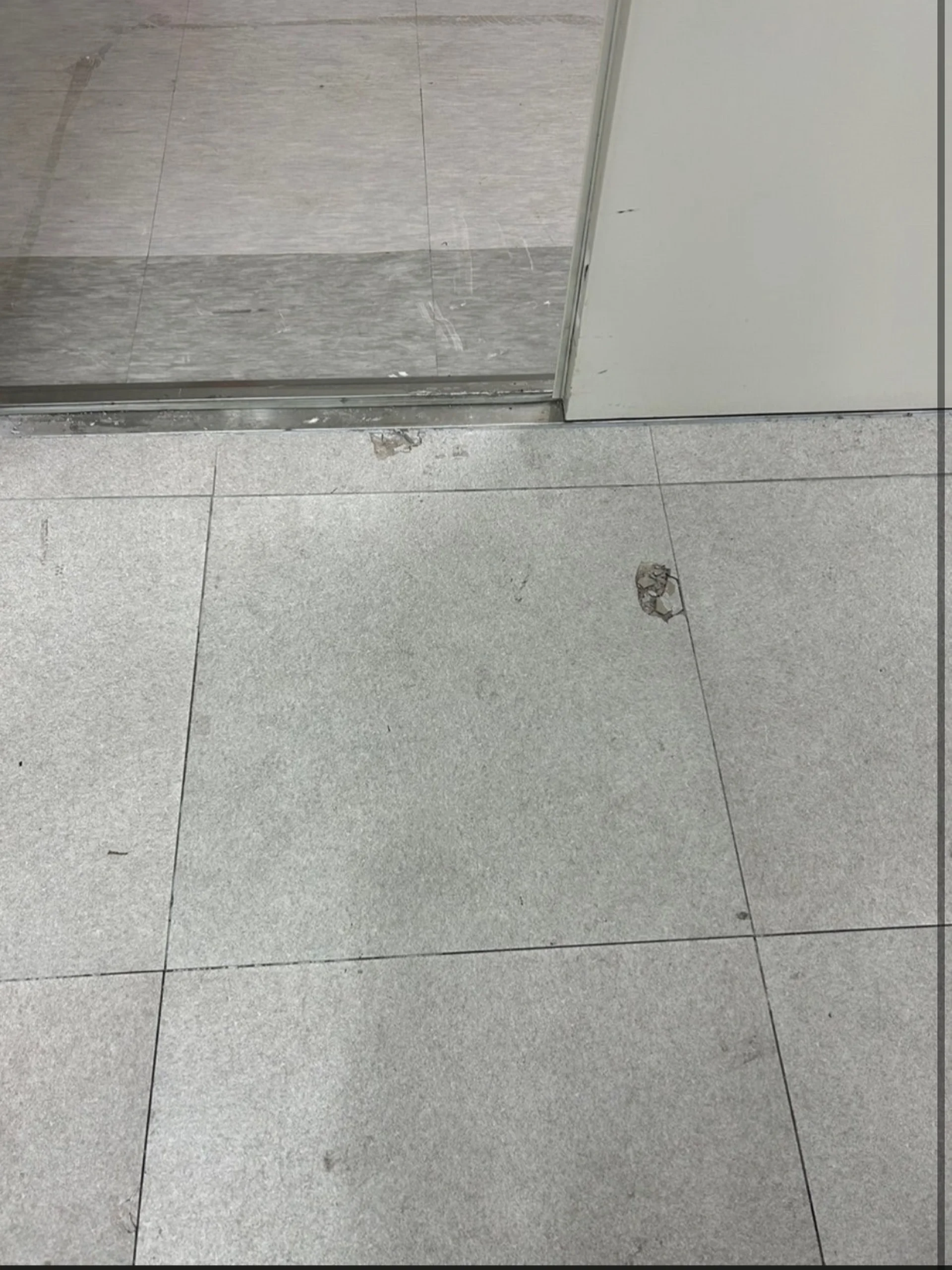 데코타일깨짐보수 손상부 확인 사진