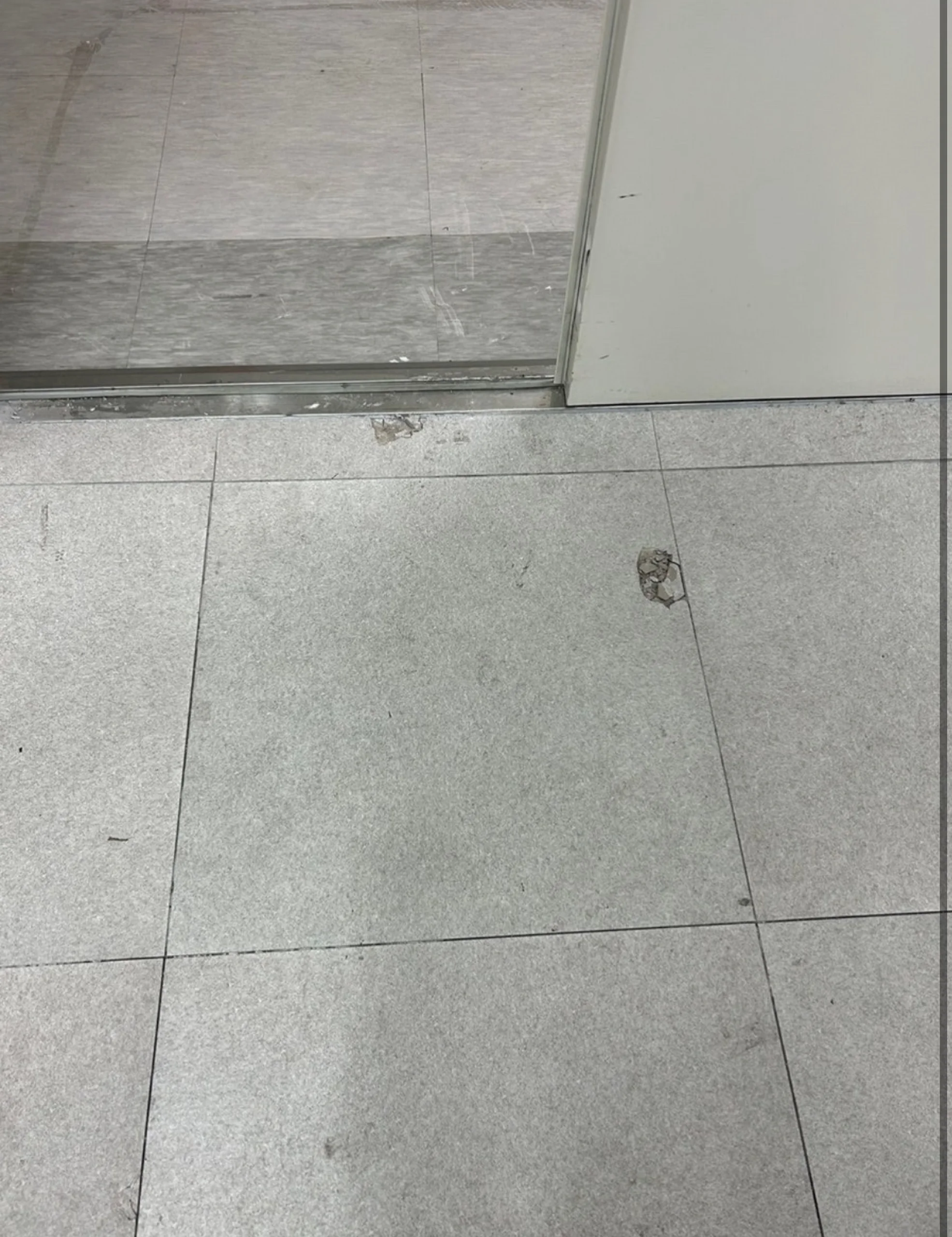 문틀데코타일보수 추가 확인 사진